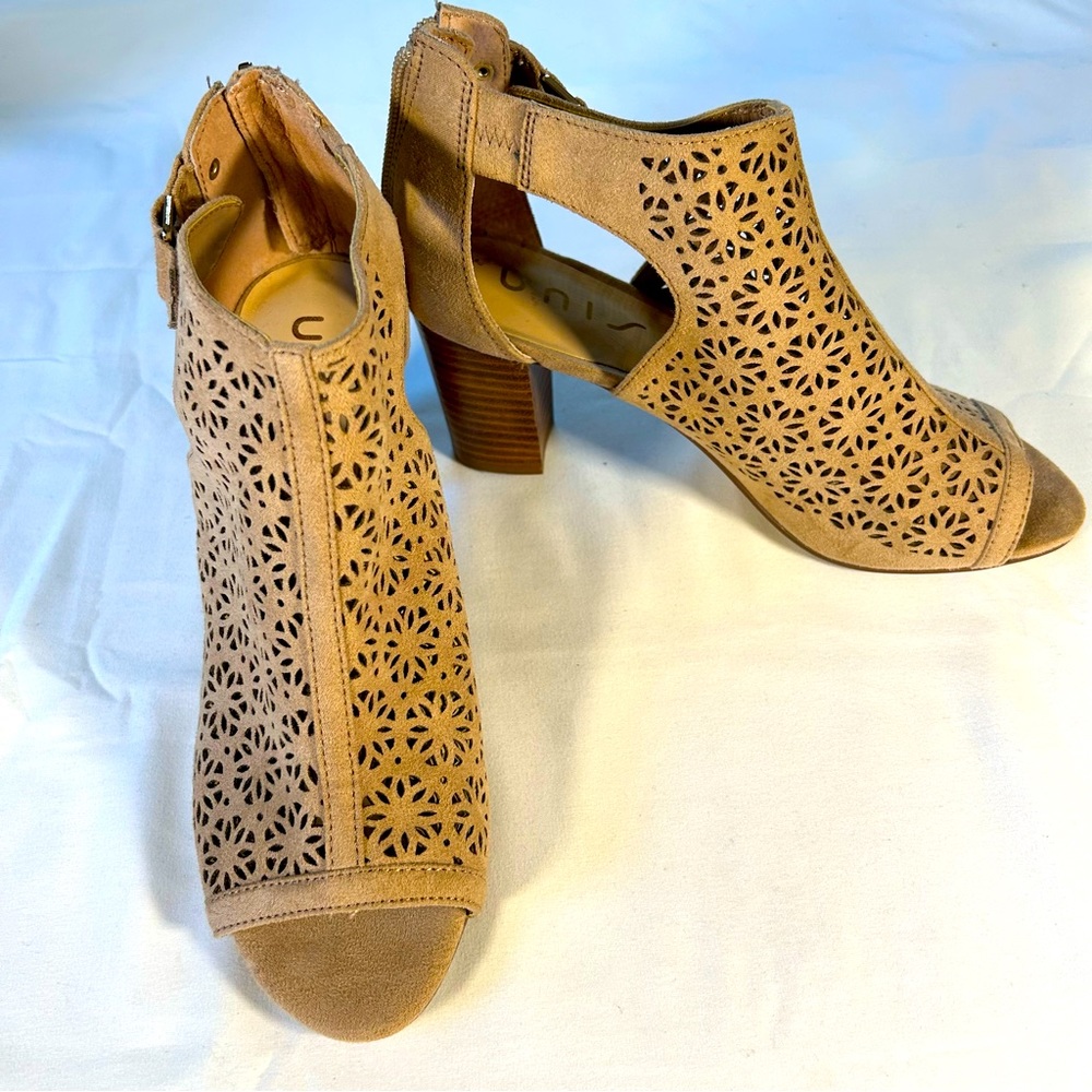 Women’s Unisa size 6.5 tan, cut out, peep toe, neutral heel, wooden heel